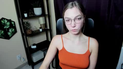 Snapshot of emilly_xkiss chatting on 02-19-25, 06:32 Emilly online show from 02-19-25, 06:32