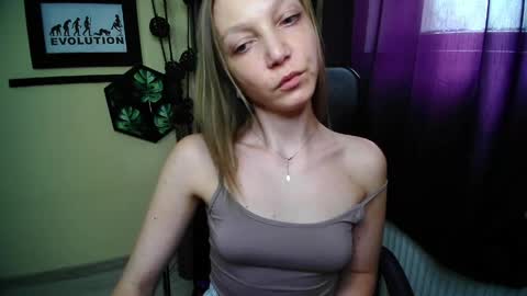 Emilly online show from 05-11-26, 12:44