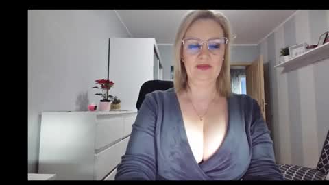 Snapshot of emillykiss chatting on 12-18-25, 08:42 EmillyLove online show from 12-18-25, 08:42