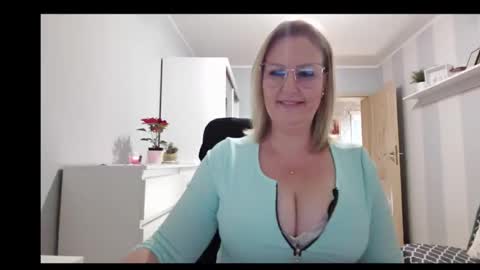 Snapshot of emillykiss chatting on 12-19-25, 09:16 EmillyLove online show from 12-19-25, 09:16