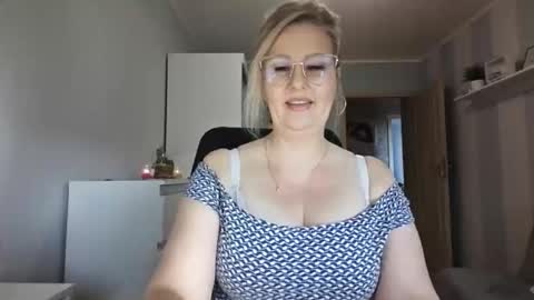 Snapshot of emillykiss chatting on 02-26-26, 09:19 EmillyLove online show from 02-26-26, 09:19