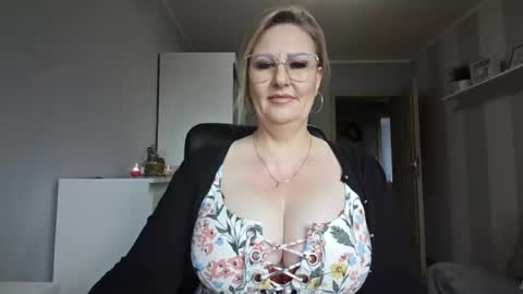 Snapshot of emillykiss chatting on 02-27-26, 07:41 EmillyLove online show from 02-27-26, 07:41