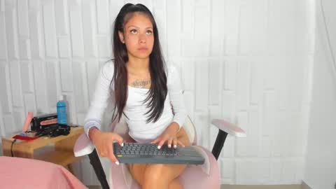 Snapshot of emily__stef chatting on 03-20-26, 07:52 EMILY online show from 03-20-26, 07:52