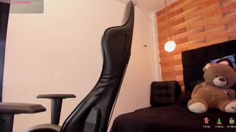 emily_brown04 online show from 11-11-25, 12:05