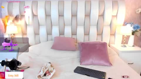 Snapshot of emily_hill___ chatting on 01-30-25, 03:22 EMILY Monday 5-2 am From Tuesday to Friday5-1 am Colombia time online show from 01-30-25, 03:22