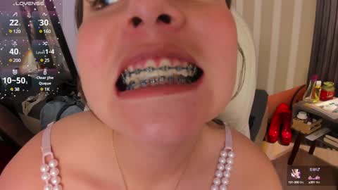 Snapshot of emily_layton chatting on 12-15-24, 07:42 Emily online show from 12-15-24, 07:42