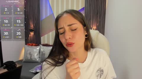 Snapshot of emily_layton chatting on 12-19-24, 05:29 Emily online show from 12-19-24, 05:29