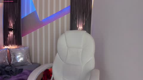 Snapshot of emily_layton chatting on 01-16-25, 02:30 Emily online show from 01-16-25, 02:30