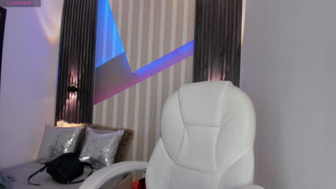 Snapshot of emily_layton chatting on 01-28-25, 05:46 Emily online show from 01-28-25, 05:46