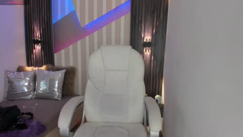 Snapshot of emily_layton chatting on 02-03-25, 02:34 Emily online show from 02-03-25, 02:34