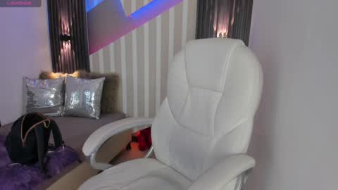 Snapshot of emily_layton chatting on 02-04-25, 02:32 Emily online show from 02-04-25, 02:32