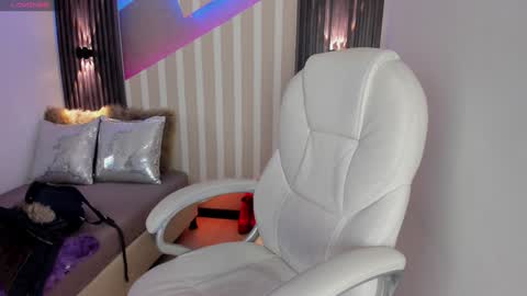 Snapshot of emily_layton chatting on 02-06-25, 02:37 Emily online show from 02-06-25, 02:37