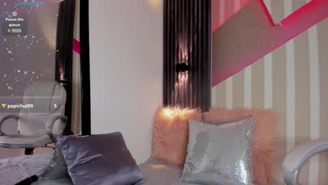 Snapshot of emily_layton chatting on 02-27-25, 06:53 Emily online show from 02-27-25, 06:53