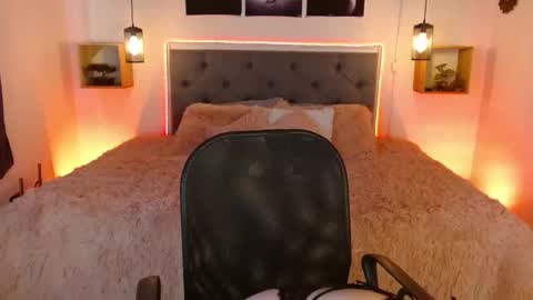 Snapshot of emily_leinn chatting on 09-11-25, 03:01 E M I L Y online show from 09-11-25, 03:01