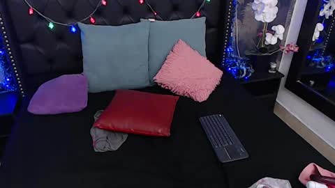 Snapshot of emily_loperaa chatting on 12-19-24, 06:45 Emily online show from 12-19-24, 06:45