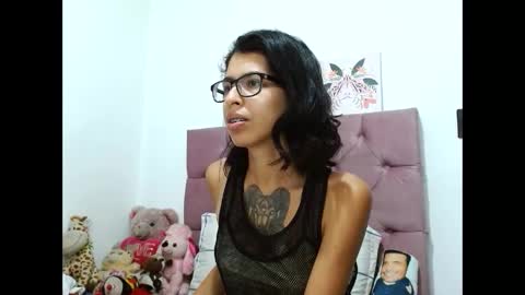 Snapshot of emily_loperaa chatting on 01-04-25, 11:27 Emily online show from 01-04-25, 11:27