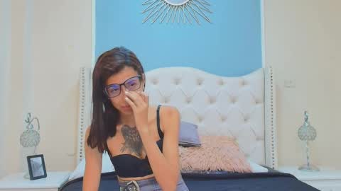 Snapshot of emily_loperaa chatting on 09-17-25, 11:39 Emily online show from 09-17-25, 11:39
