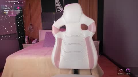 Snapshot of emily_roberts9 chatting on 10-31-25, 11:22 Emily online show from 10-31-25, 11:22