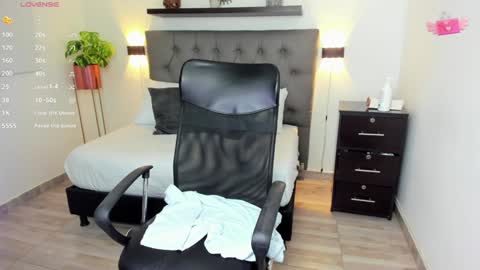 Snapshot of emily_villamil_ chatting on 12-02-24, 11:51 Emi online show from 12-02-24, 11:51
