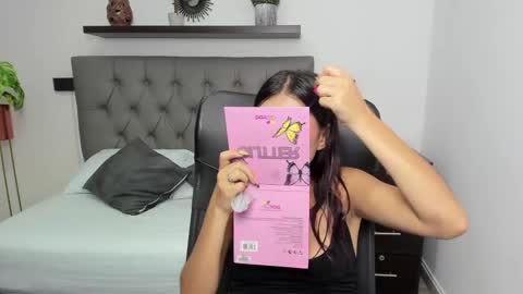 Snapshot of emily_villamil_ chatting on 01-06-25, 12:57 Emi online show from 01-06-25, 12:57