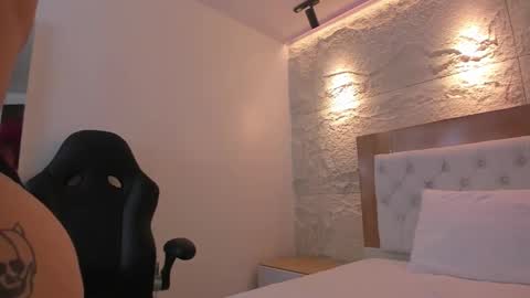  E M Y L Y  online show from 03-10-26, 01:05