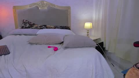 Snapshot of emilycastro_ chatting on 12-28-24, 05:25 Emily online show from 12-28-24, 05:25