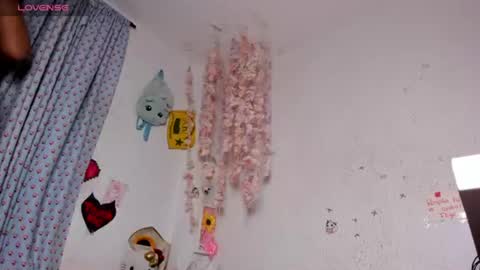 Snapshot of emilycollei chatting on 07-19-26, 06:39 Emily online show from 07-19-26, 06:39