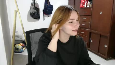 Snapshot of emilycute_18 chatting on 09-18-25, 06:21 emily online show from 09-18-25, 06:21