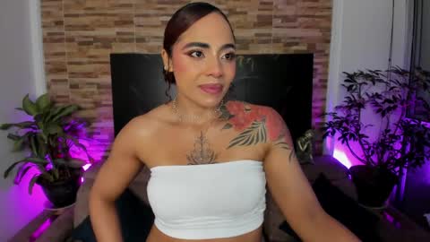 Snapshot of emilyfitness8 chatting on 05-14-26, 11:33 emily online show from 05-14-26, 11:33