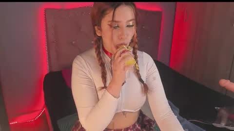 Snapshot of emilyfox1223 chatting on 10-26-25, 01:22 rosse foxter online show from 10-26-25, 01:22