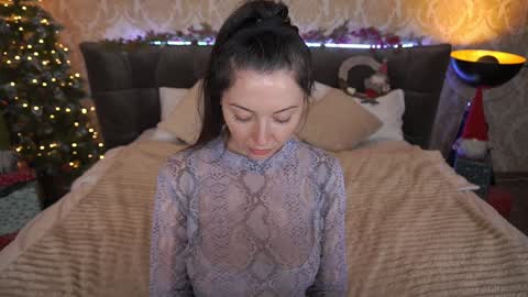 Snapshot of emilyhalls chatting on 12-25-24, 05:05 Emily online show from 12-25-24, 05:05