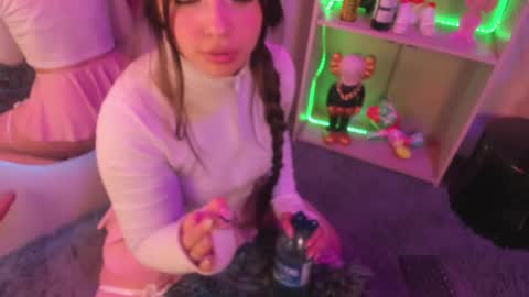 Snapshot of emilykarterr chatting on 12-18-24, 06:57 VALEEEN online show from 12-18-24, 06:57