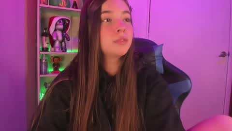 Snapshot of emilykarterr chatting on 12-19-24, 03:52 VALEEEN online show from 12-19-24, 03:52