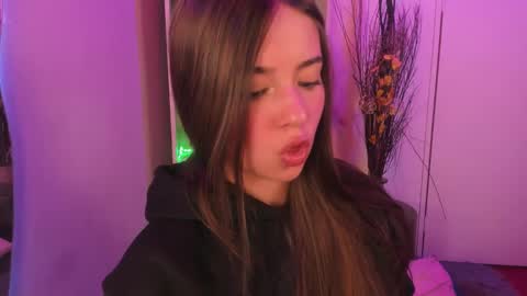 Snapshot of emilykarterr chatting on 12-19-24, 06:56 VALEEEN online show from 12-19-24, 06:56