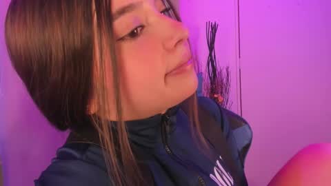 Snapshot of emilykarterr chatting on 12-20-24, 04:04 VALEEEN online show from 12-20-24, 04:04