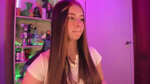 Snapshot of emilykarterr chatting on 12-31-24, 04:14 VALEEEN online show from 12-31-24, 04:14
