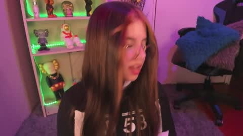 Snapshot of emilykarterr chatting on 01-04-25, 07:02 VALEEEN online show from 01-04-25, 07:02