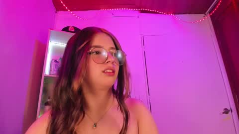 Snapshot of emilykarterr chatting on 01-05-25, 04:06 VALEEEN online show from 01-05-25, 04:06