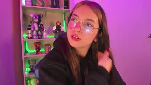 Snapshot of emilykarterr chatting on 01-25-25, 03:52 VALEEEN online show from 01-25-25, 03:52