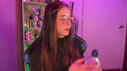 Snapshot of emilykarterr chatting on 02-05-25, 04:03 VALEEEN online show from 02-05-25, 04:03