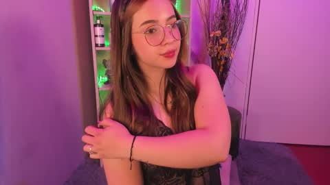 Snapshot of emilykarterr chatting on 02-12-25, 07:02 VALEEEN online show from 02-12-25, 07:02