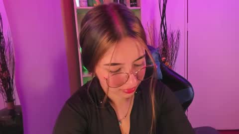 Snapshot of emilykarterr chatting on 02-24-25, 03:53 VALEEEN online show from 02-24-25, 03:53