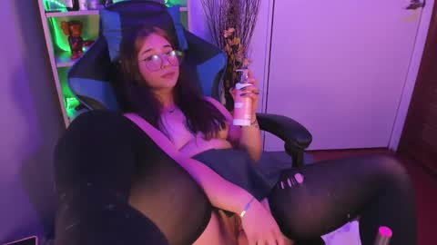 Snapshot of emilykarterr chatting on 02-25-25, 07:03 VALEEEN online show from 02-25-25, 07:03