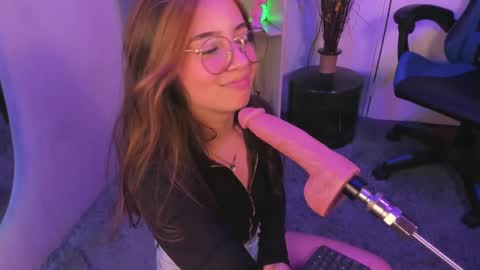 Snapshot of emilykarterr chatting on 02-28-25, 07:03 VALEEEN online show from 02-28-25, 07:03