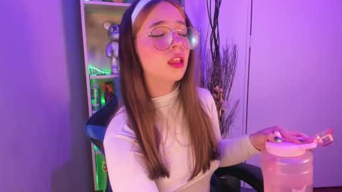 Snapshot of emilykarterr chatting on 03-06-25, 07:10 VALEEEN online show from 03-06-25, 07:10