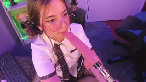 Snapshot of emilykarterr chatting on 03-08-25, 11:18 VALEEEN online show from 03-08-25, 11:18