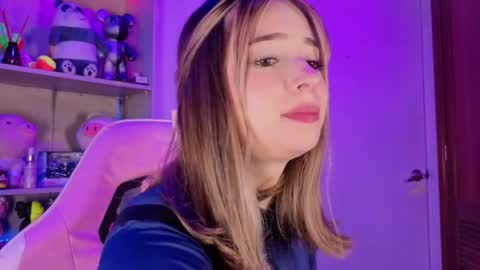 Snapshot of emilykarterr chatting on 04-09-26, 03:17 VALEEEN online show from 04-09-26, 03:17