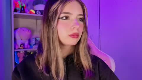 Snapshot of emilykarterr chatting on 04-17-26, 03:15 VALEEEN online show from 04-17-26, 03:15