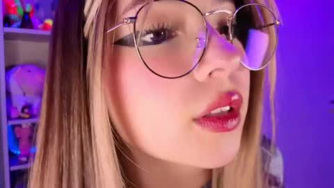 Snapshot of emilykarterr chatting on 04-21-26, 03:17 VALEEEN online show from 04-21-26, 03:17