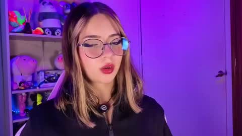 Snapshot of emilykarterr chatting on 05-04-26, 03:19 VALEEEN online show from 05-04-26, 03:19